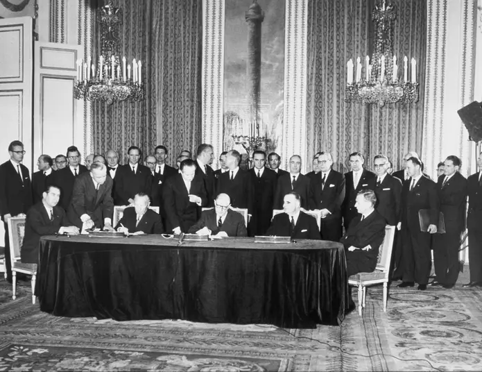unterzeichnung-elysee-vertrag-bundesbildstelle.jpg