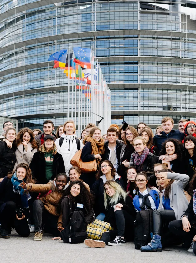Jugendliche vor dem EU-Parlament