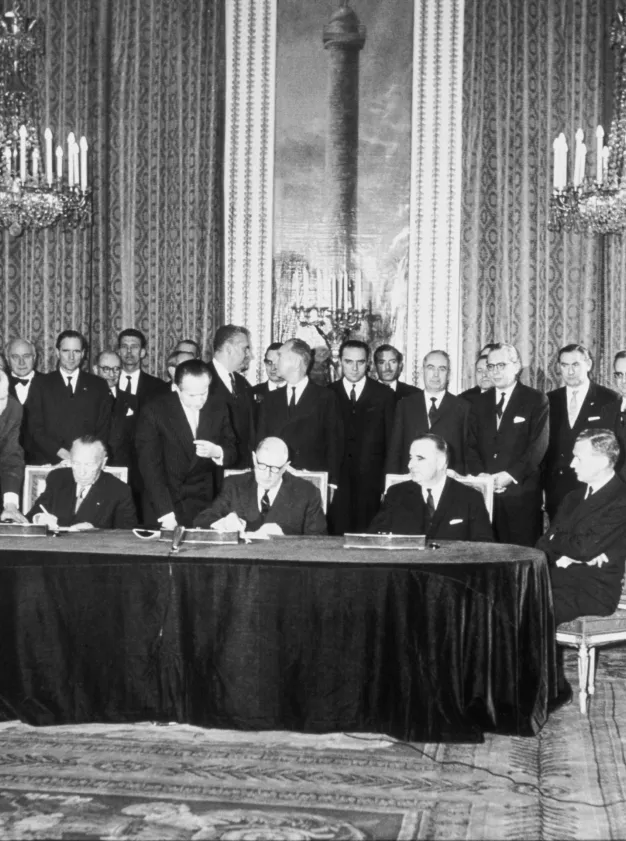 unterzeichnung-elysee-vertrag-bundesbildstelle.jpg