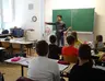 Enseignant stagiaire avec ses élèves