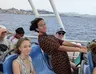 Trois participant et participantes Tandem sur la navette vers les îles du Frioul avec la bonne mère en arrière plan