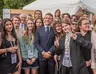 Die Teilnehmenden der Demokratie-Schmiede mit Emmanuel Macron und Frank-Walter Steinmeier