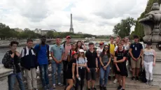 Gruppe Eiffelturm.jpg