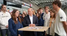 Olaf Scholz discute avec les jeunes