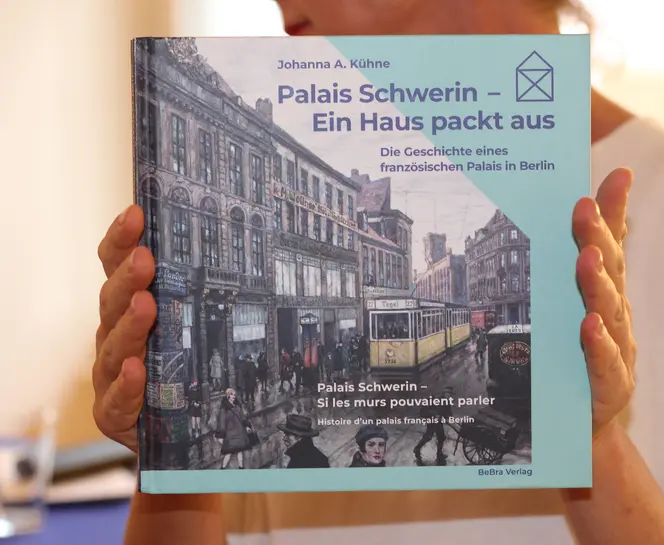 Présentation de la publication et dévoilement du panneau d'information au Palais Schwerin