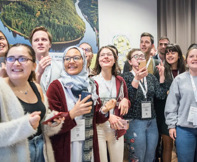 Participantes et participants à "Youth for Peace"