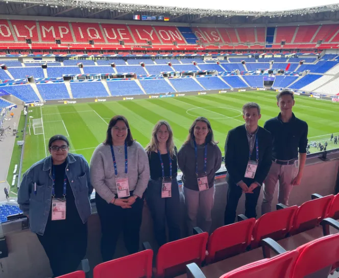 Les jeunes volontaires lors de la formation au Stade de Lyon