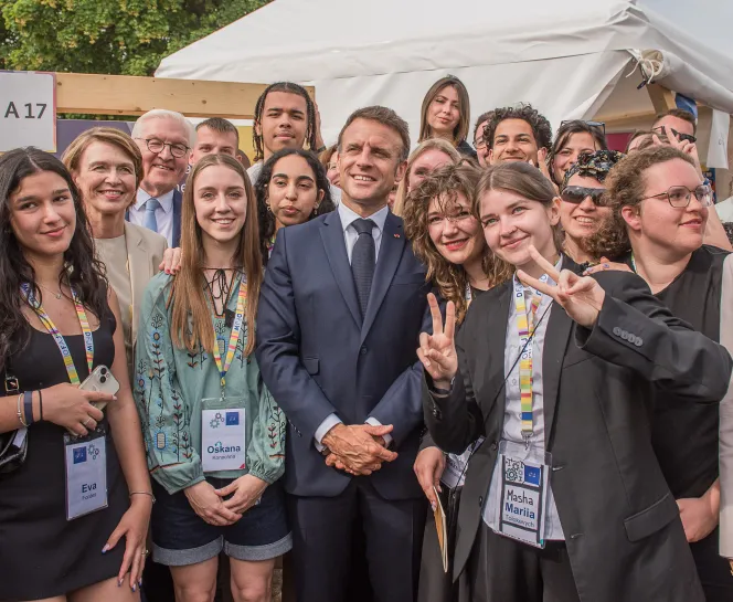 Les participantes et participants de la Fabrique de la démocratie  avec Emmanuel Macron et Frank-Walter Steinmeier