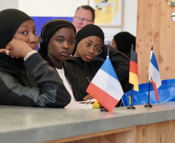 Manuela Schwesig rencontre des jeunes de l’association parisienne Espoir 18
