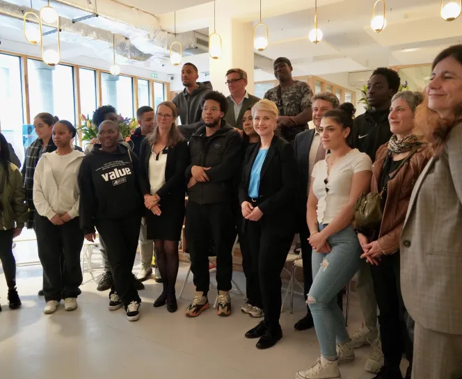 Manuela Schwesig rencontre des jeunes de l’association parisienne Espoir 18